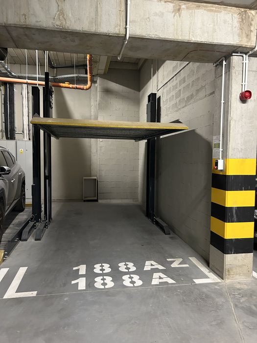 Dwa zależne miejsca parkingowe, platforma, Świerzawska 11