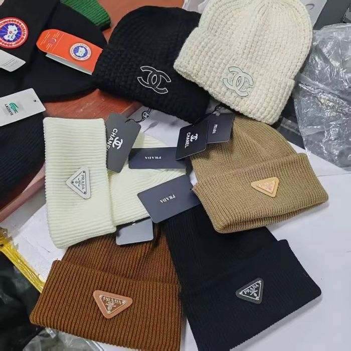 Czapki zimowe Prada i chanel