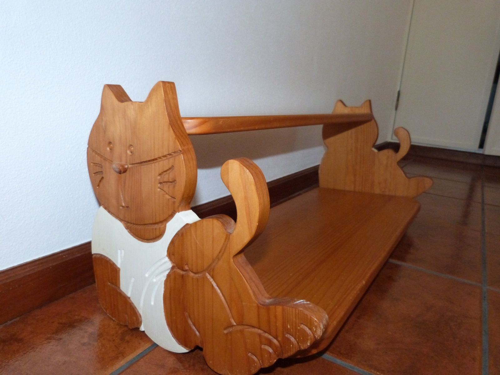 Mesa de cabeceira e prateleira infantil