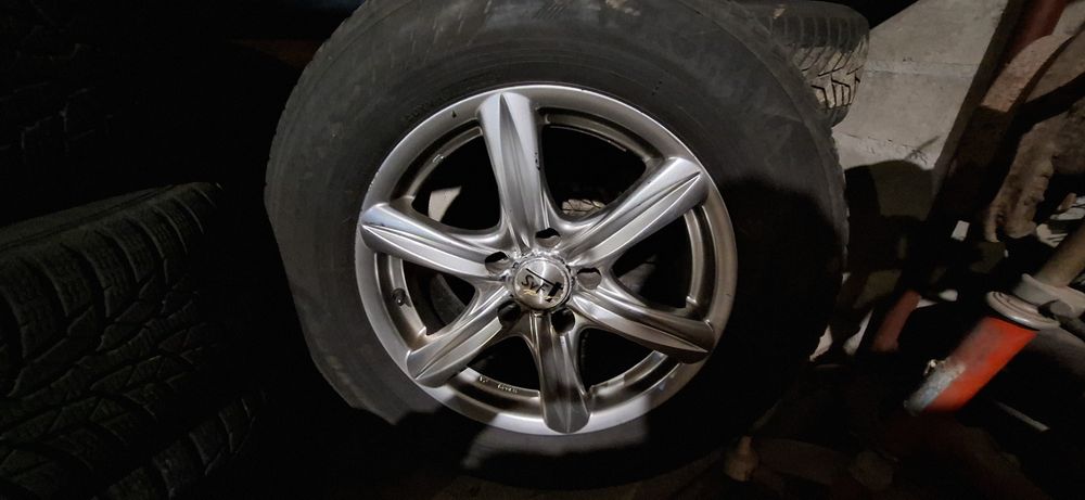 Felgi 16" 7J ET35 5x114,3 zimowe Yoko 215/70 4 mm Chrysler Voyager 300