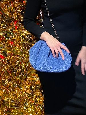 дизайнерська сумка з штучного хутру на ланцюжку від Luchynska