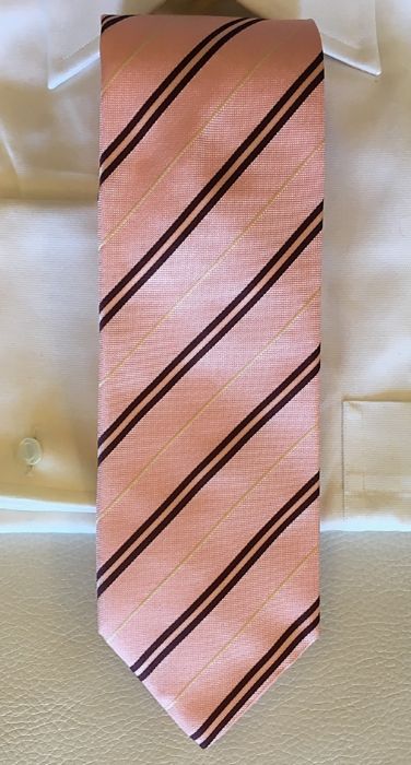 Gravatas de seda novas de boa qualidade. O preço é para UMA gravata
