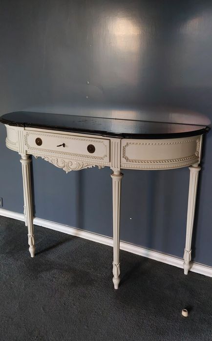 Mesa consola trabalhada com tampo em pedra