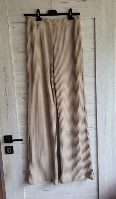 Świetnie spodnie z szeroką nogawką Misspap M