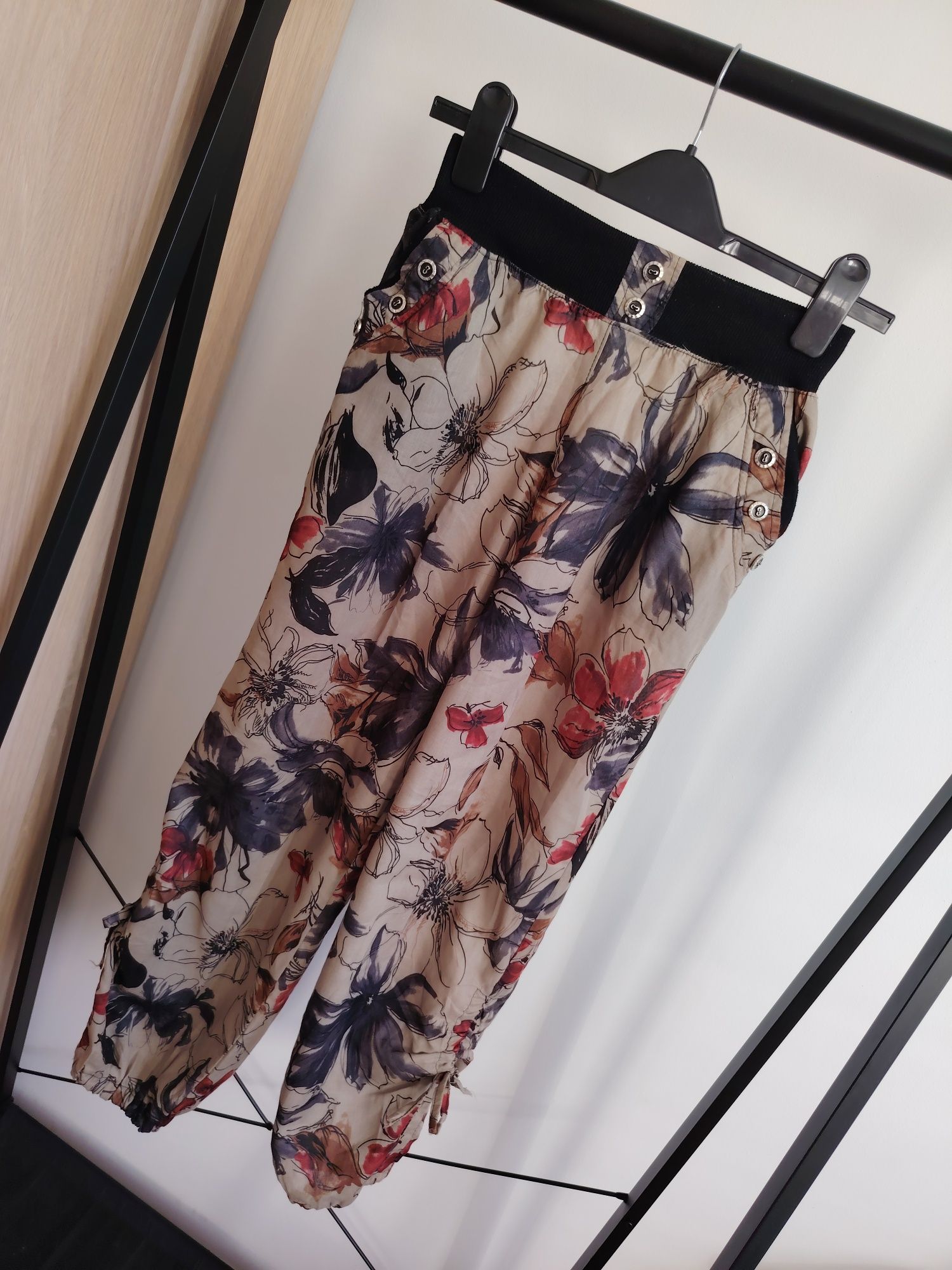 Wild Girl spodnie khaki kolorowe kwiaty M