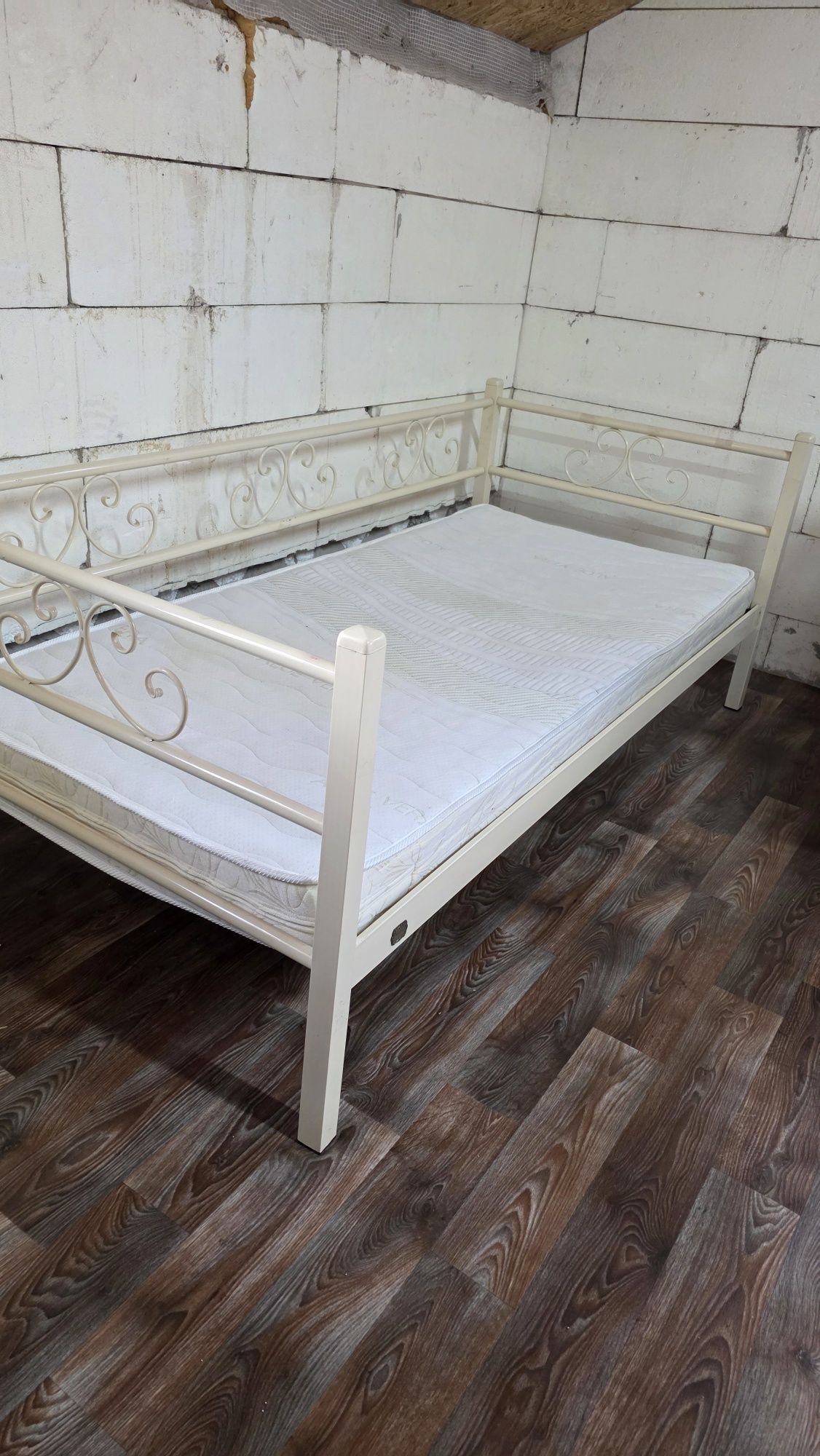 Ліжко металеве з матрацем
