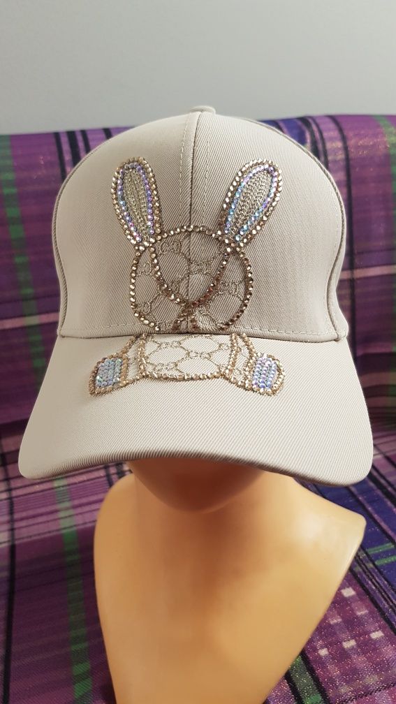 Damskie czapki logowane