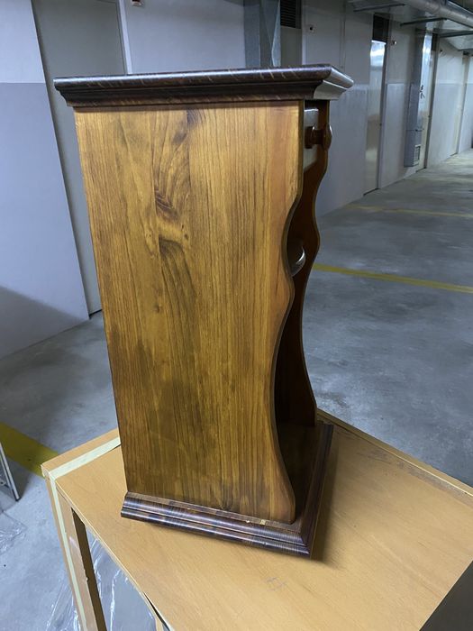 Móvel castanho maciço decorativo de apoio