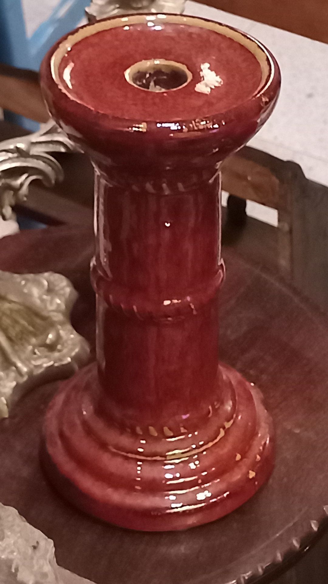 Castiçal antigo em cerâmica de cor vermelho sangue