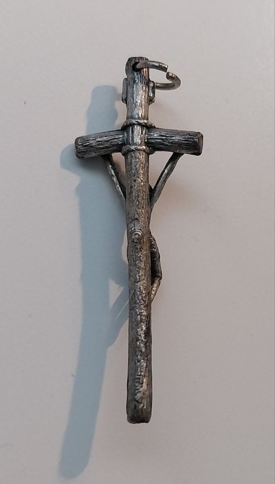Lindíssimo pendente crucifixo muito antigo