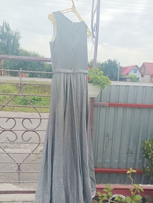 Вишукана сукня сірого кольору