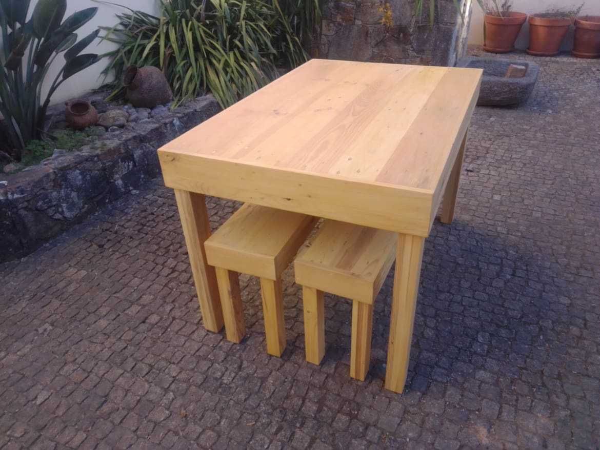 Conjunto de Mesa e bancos rústicos (novos)