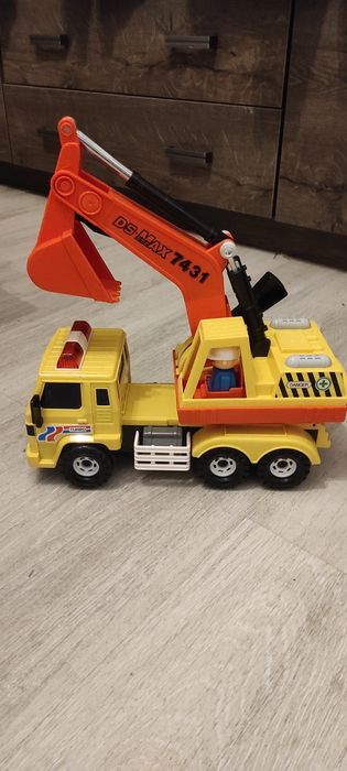 Samochód z koparką