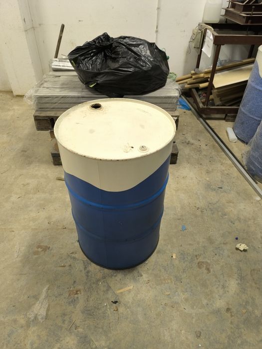 Vende-se barris de 50 litros .