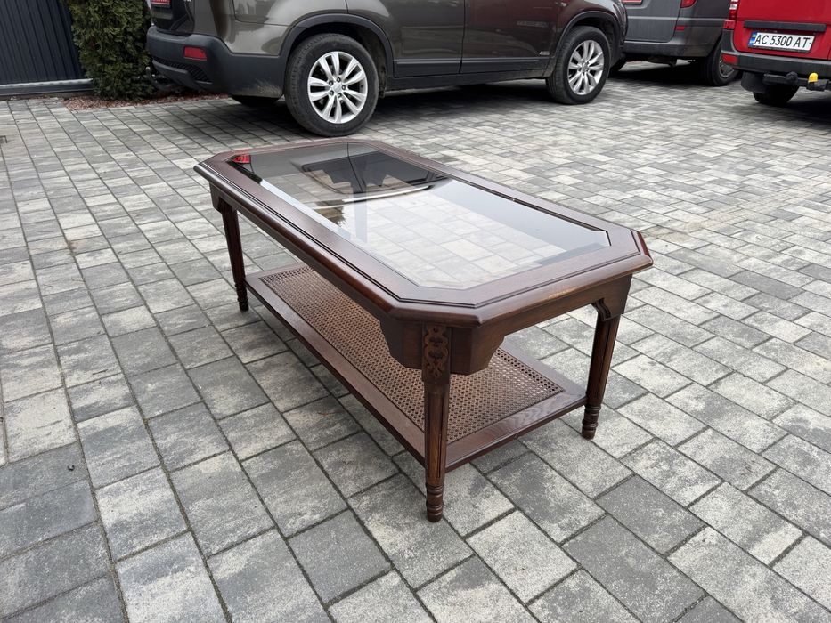 Журнальний столик з склянною столешнею привезений з Нідерландів.