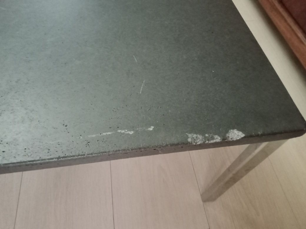 Stolik z blatem betonowym.