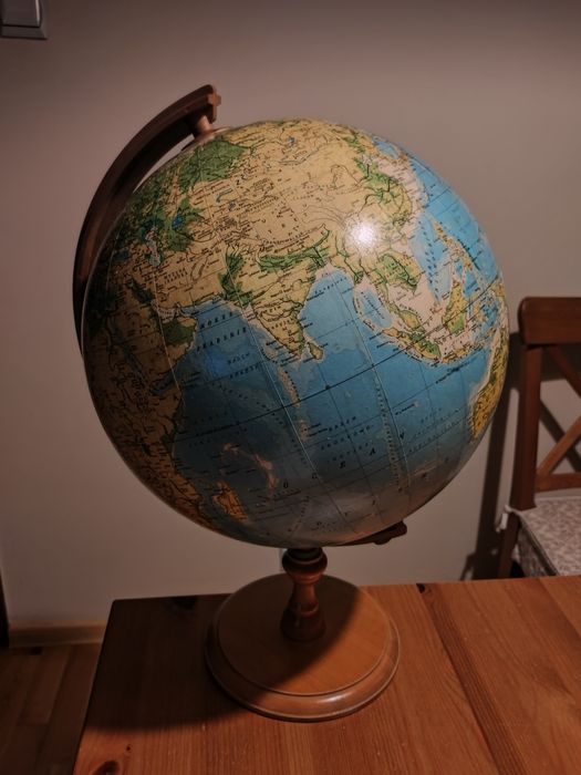 Duży globus fizyczny