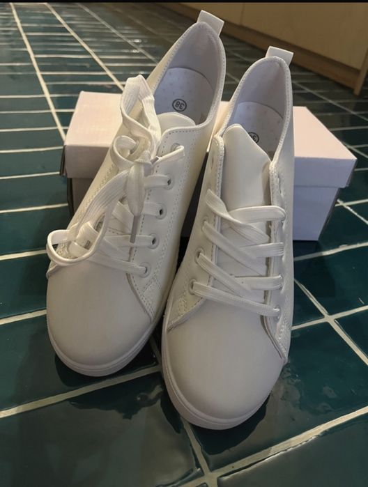 Sapatilas/Ténis brancos novos - tamanho 38