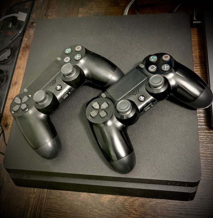 PlayStation 4 mais 2 comandos