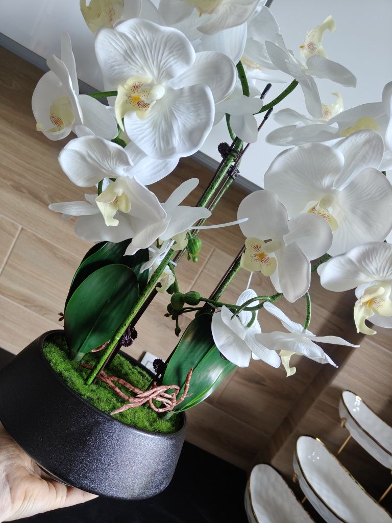 Duży przepiękny biały sztuczny storczyk orchidea w czarnej doniczce