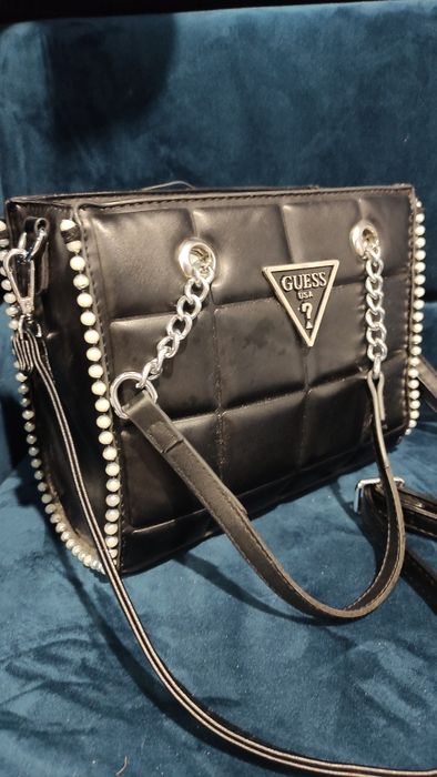 Torebka logowana guess czarna damska pikowana