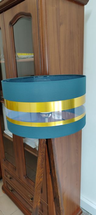 Nowoczesna lampa stojąca z pięknym abażurem