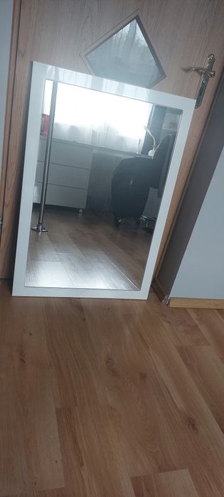 Lustro w białej ramie