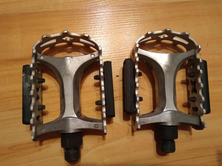 Metalowe pedały rowerowe.