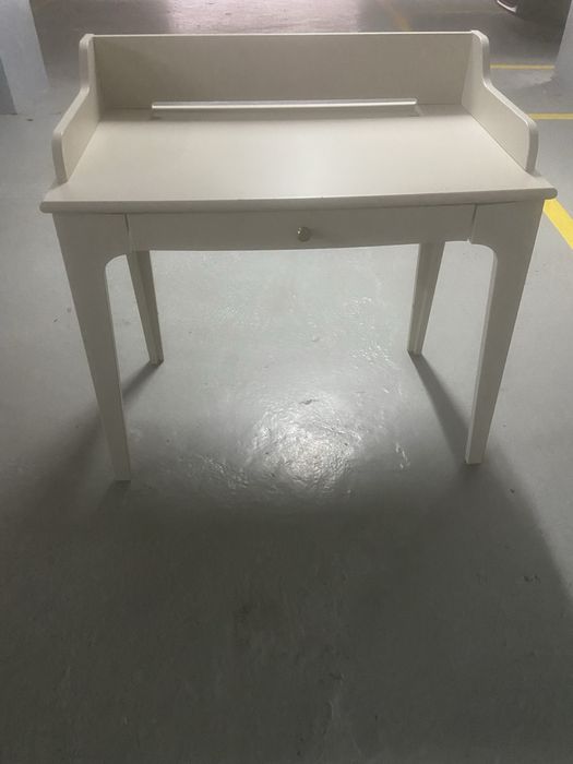 Secretária de madeira com velatura bege