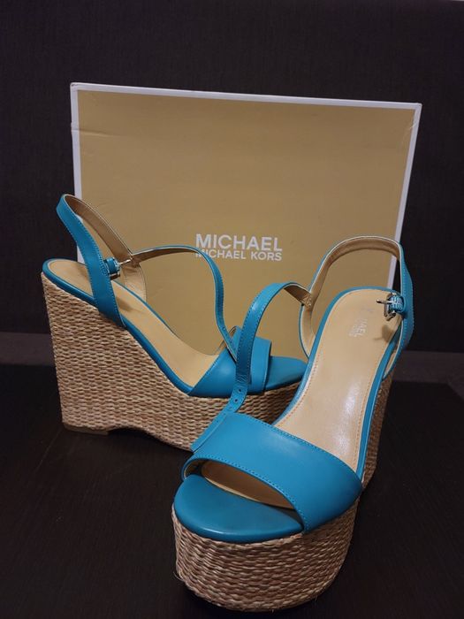 Шкіряні сандалі на платформі.