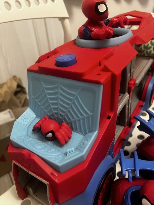 Машина чоловік паук marvel трейлер парковка