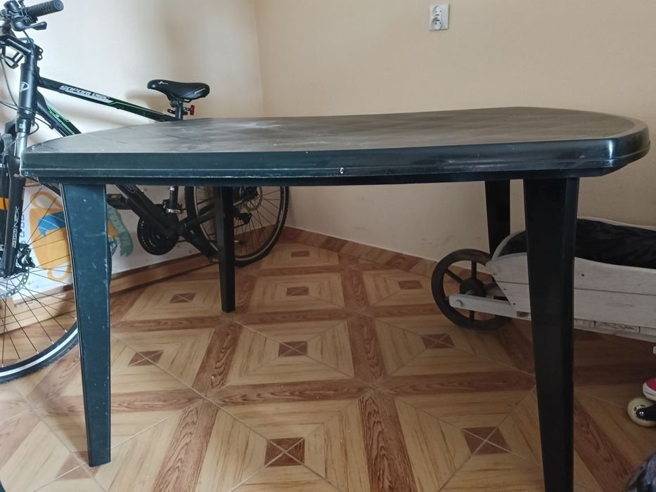 Plastikowy stół i krzesła