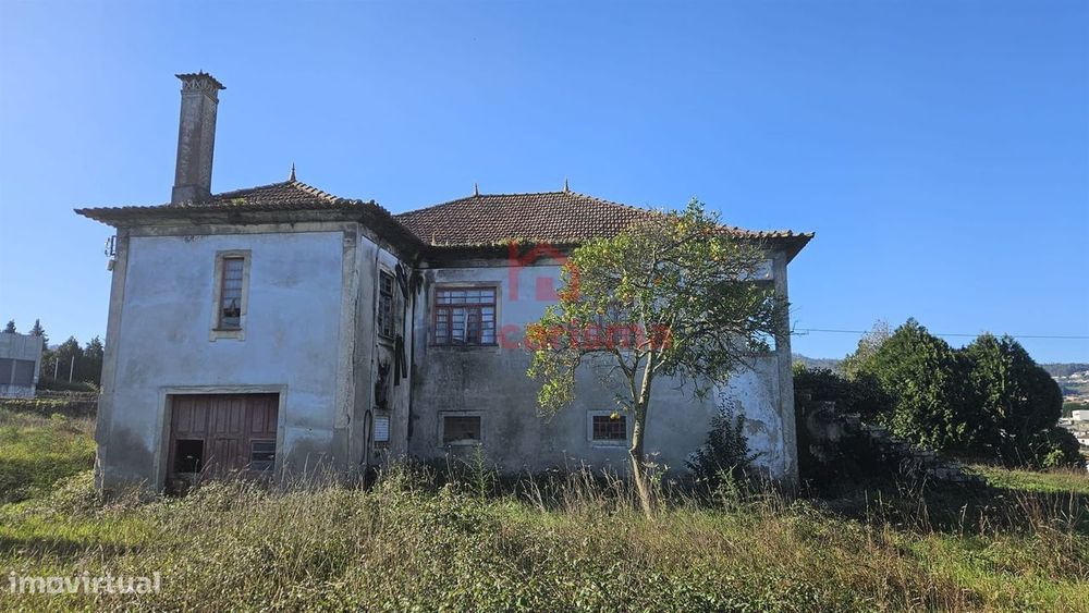 Moradia para Restauro com 5000m² de Terreno, em São Martinho do Campo,