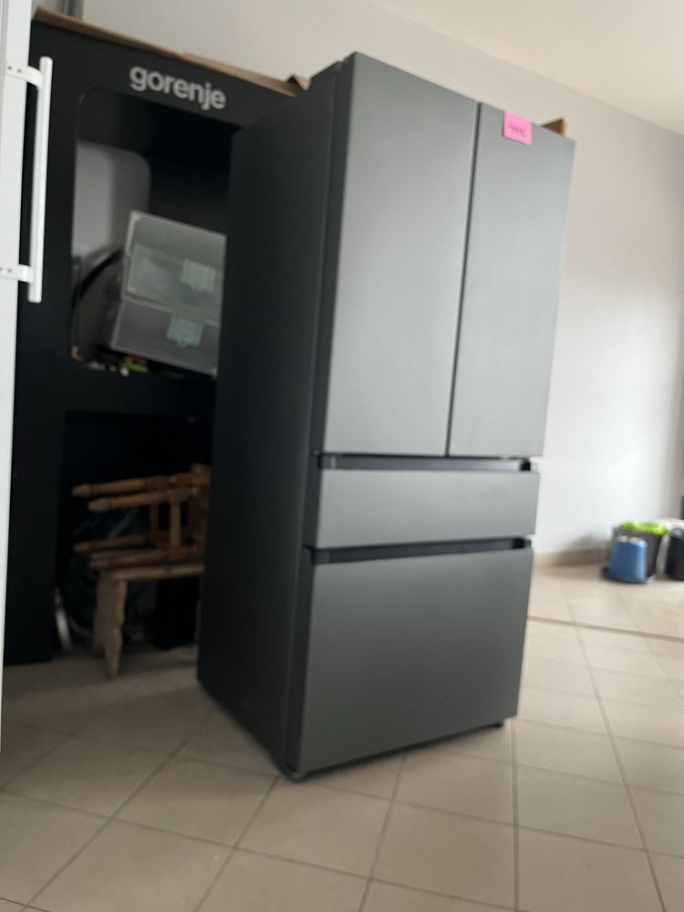 Холодильник Gorenje model NRM8181UX темно сірого матового кольору