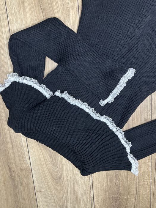 Вязане плаття з білим рюшем