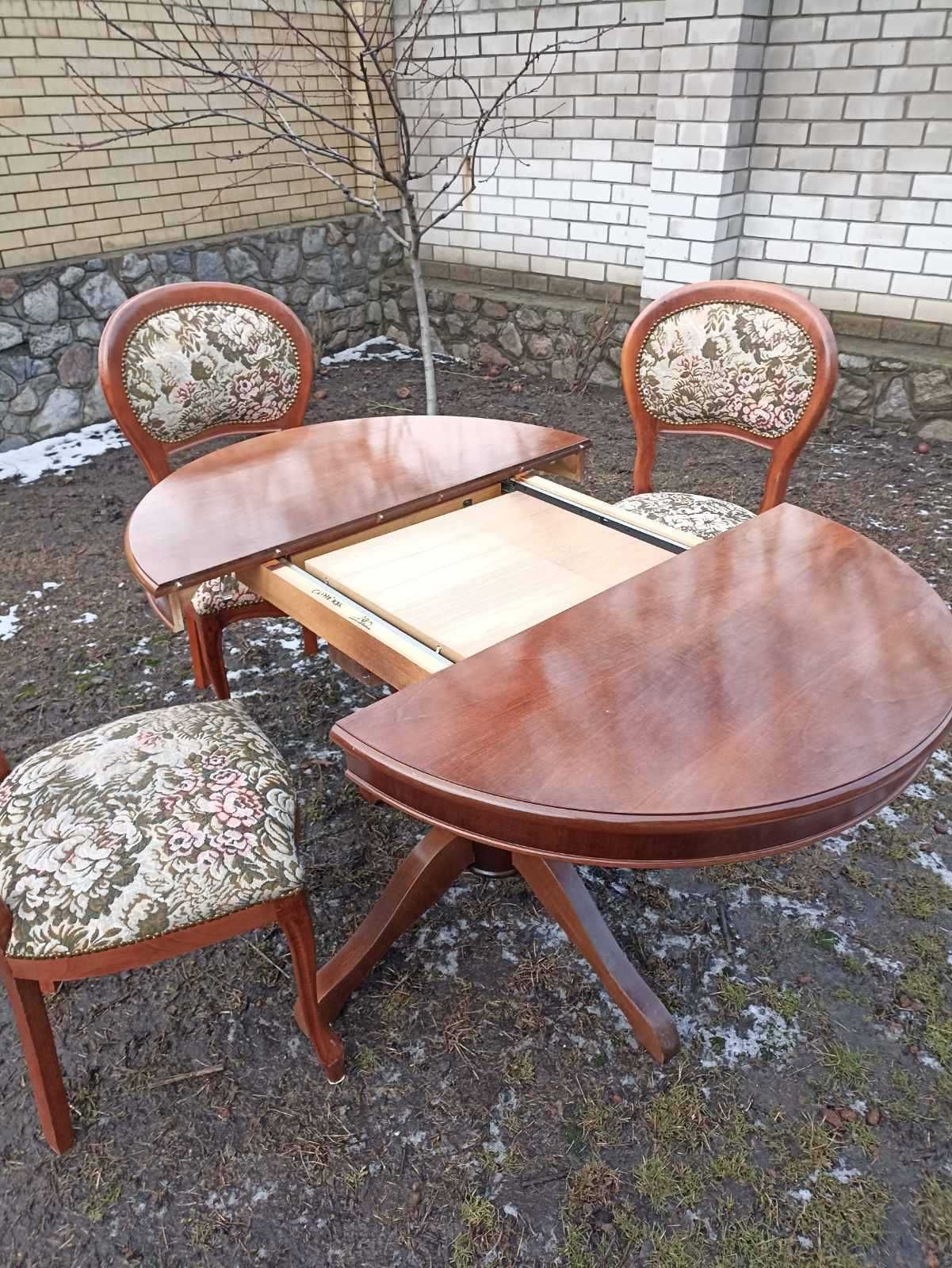 стіл і шість крісел