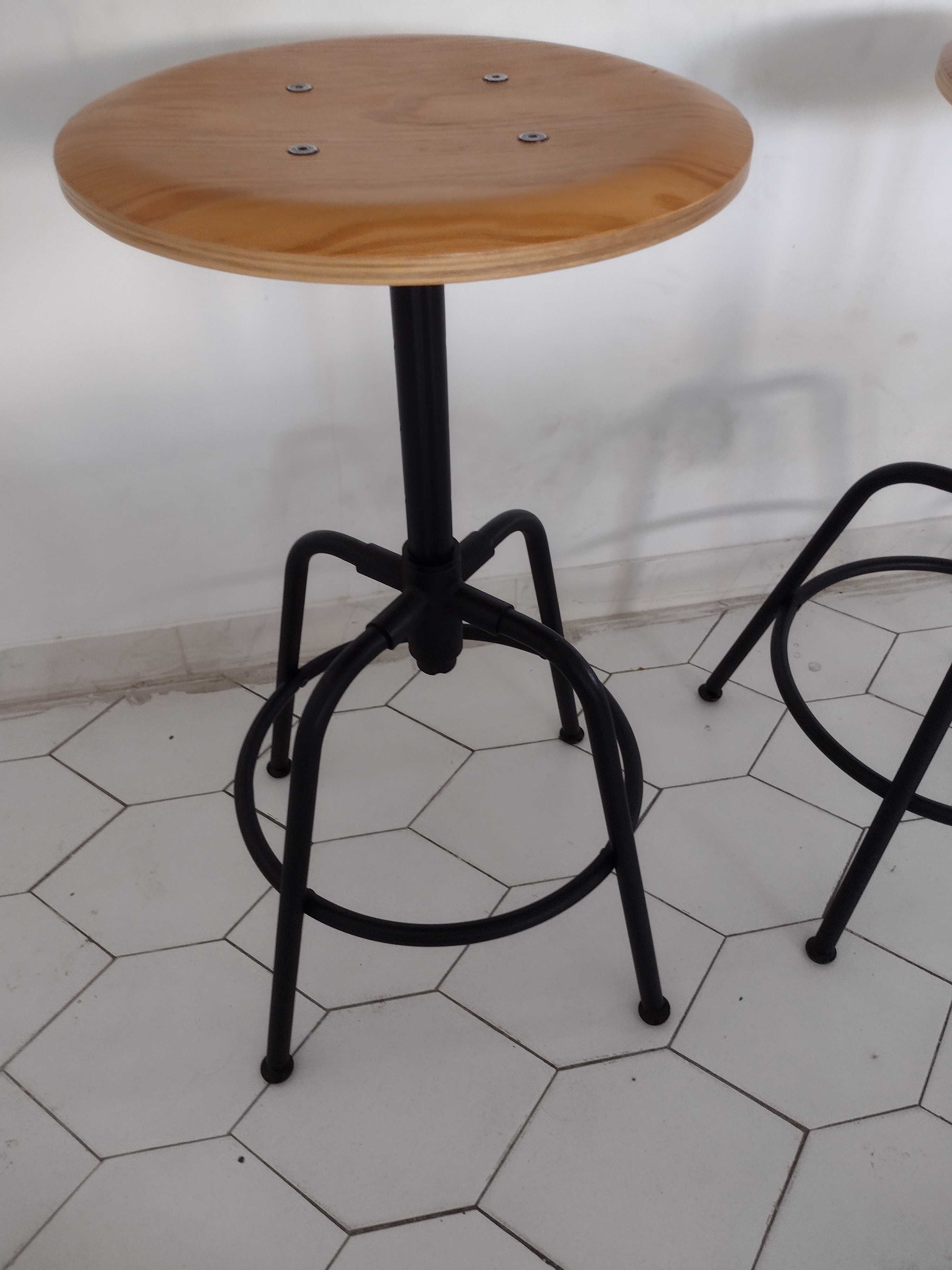 Ótimos bancos e mesa