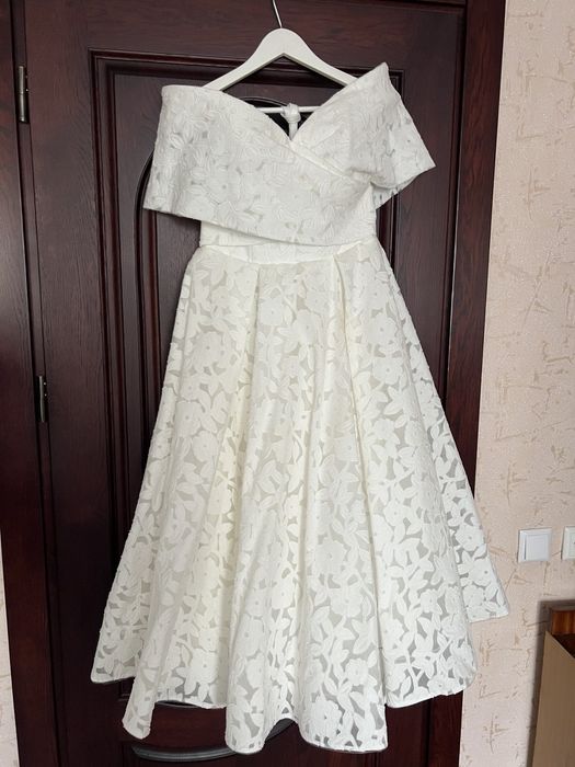 Весільна сукня або вечірня