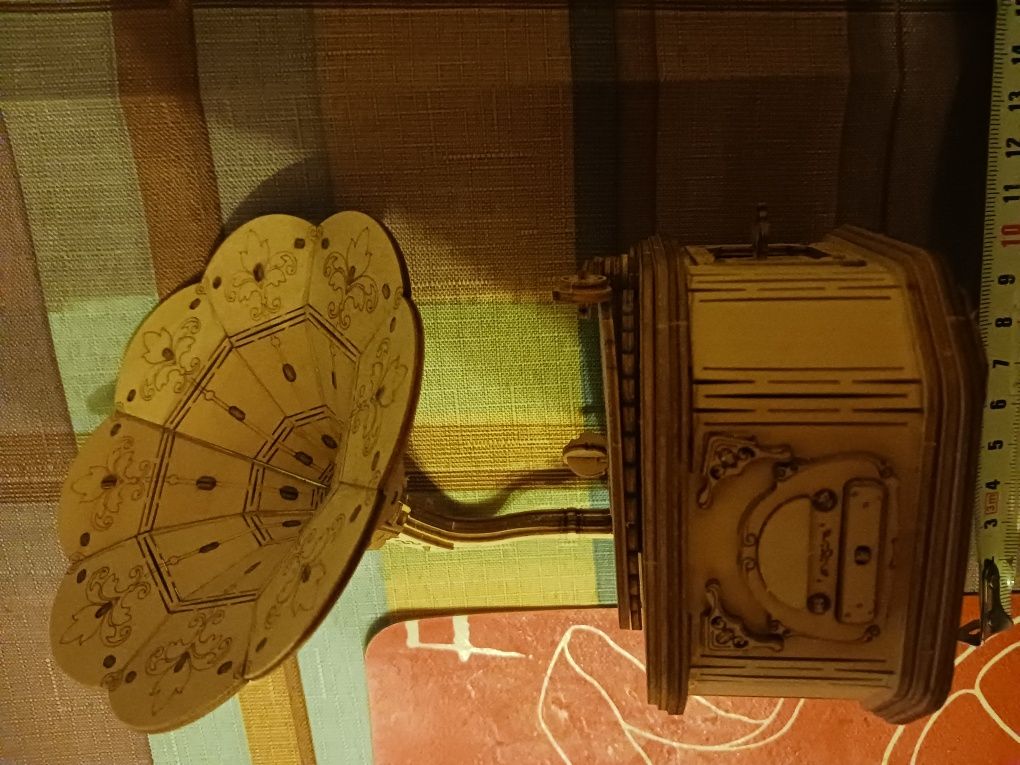 Drewniana ozdoba złożona gramofon
