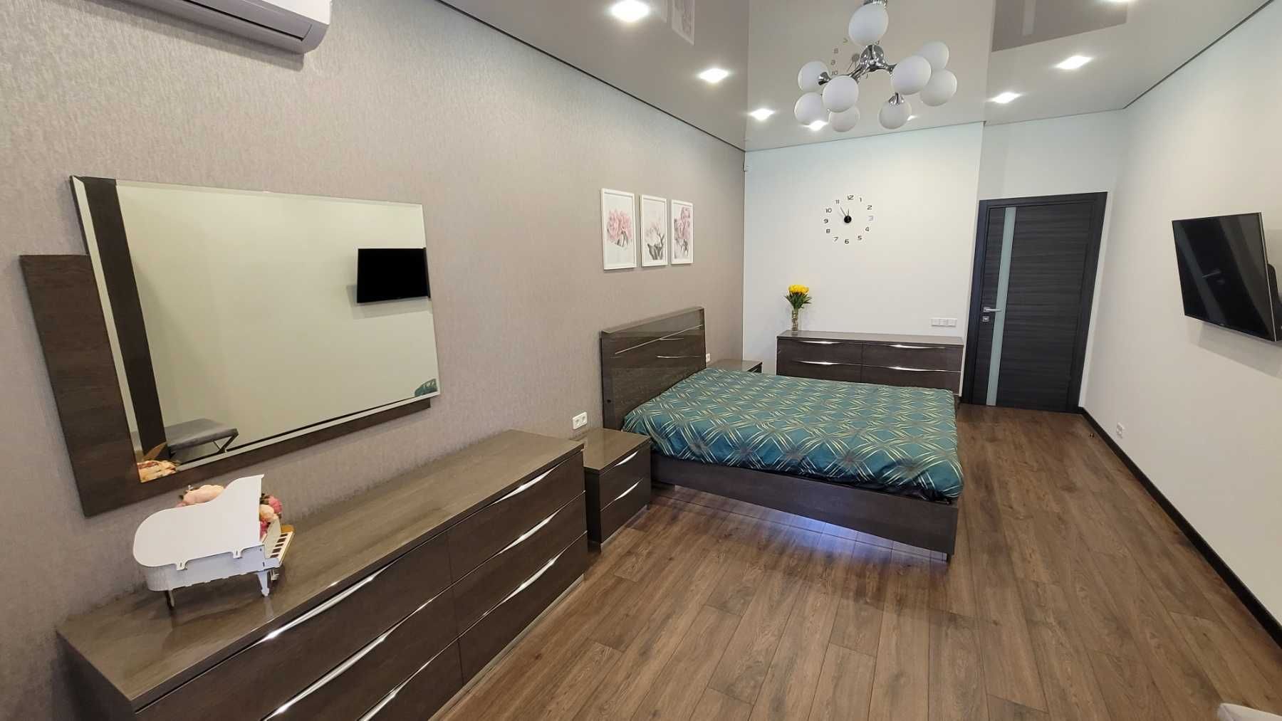 Сдам 4-х комнатную  бул. Леси  Украинки 7а  . Печерск центр  180 м кв.