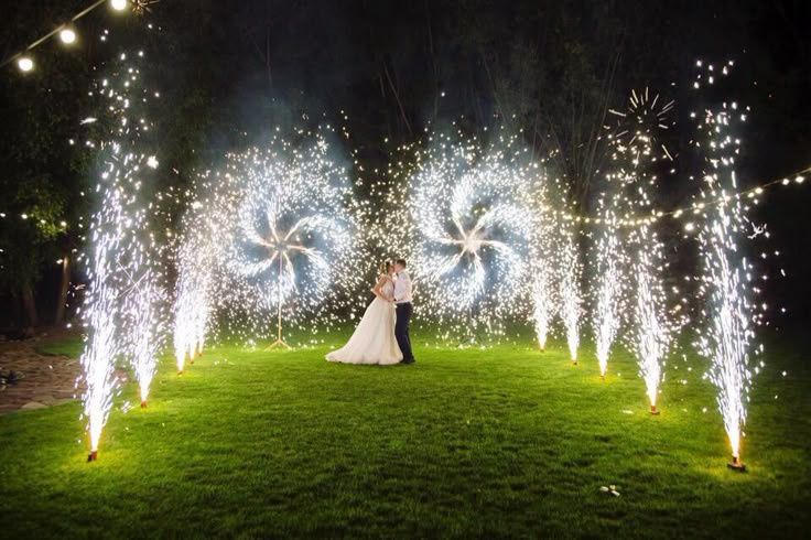 Wiatraki fontanny wodospad iskier kolorowe dymy