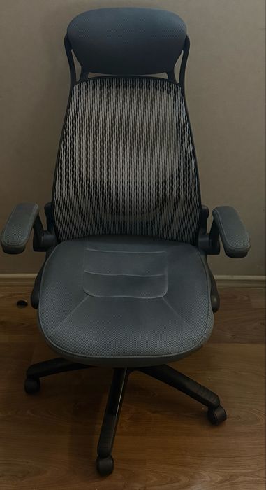 Ергономічне офісне крісло з сіткою
