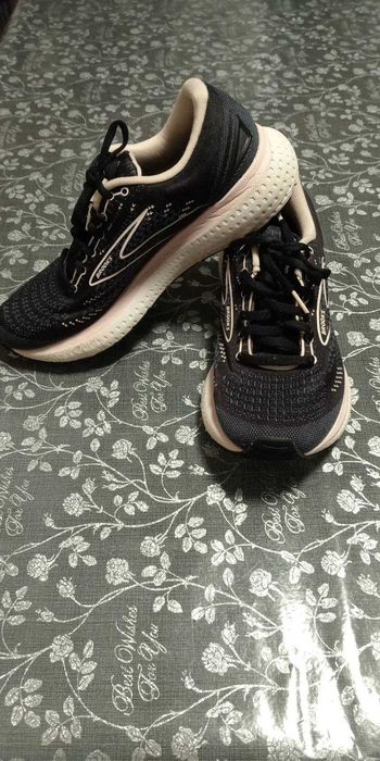 Кросівки  Brooks, розмір 40,5, 26см, в гарному стані