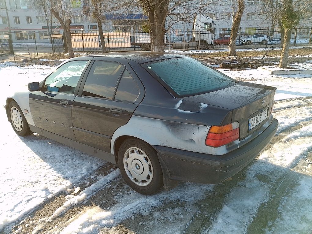 Продам BMW e36 седан