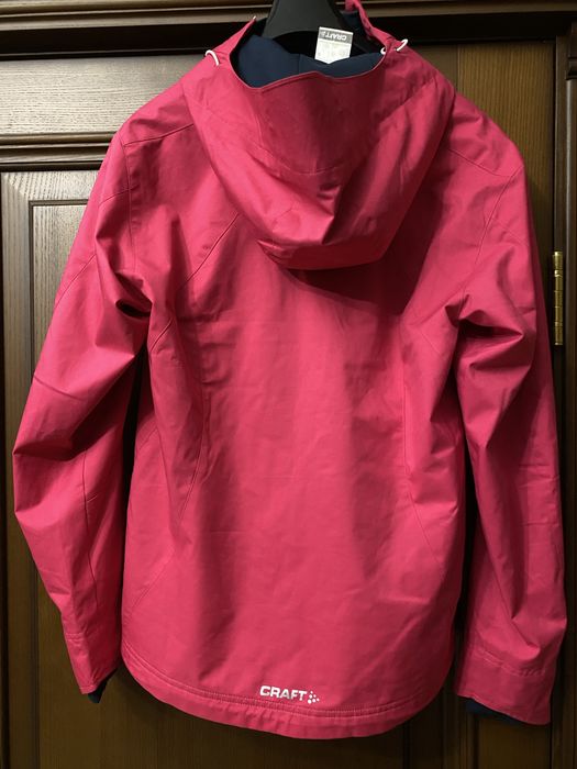 Продам  спортивную куртку фиры “Craft»