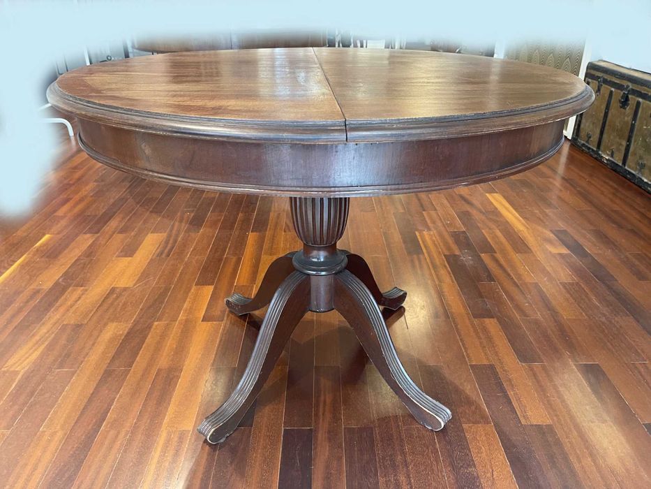 Várias mesas redondas antigas vintage