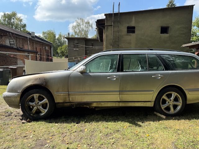 Mercedes E 320 4matic sprzedam na części - w całości