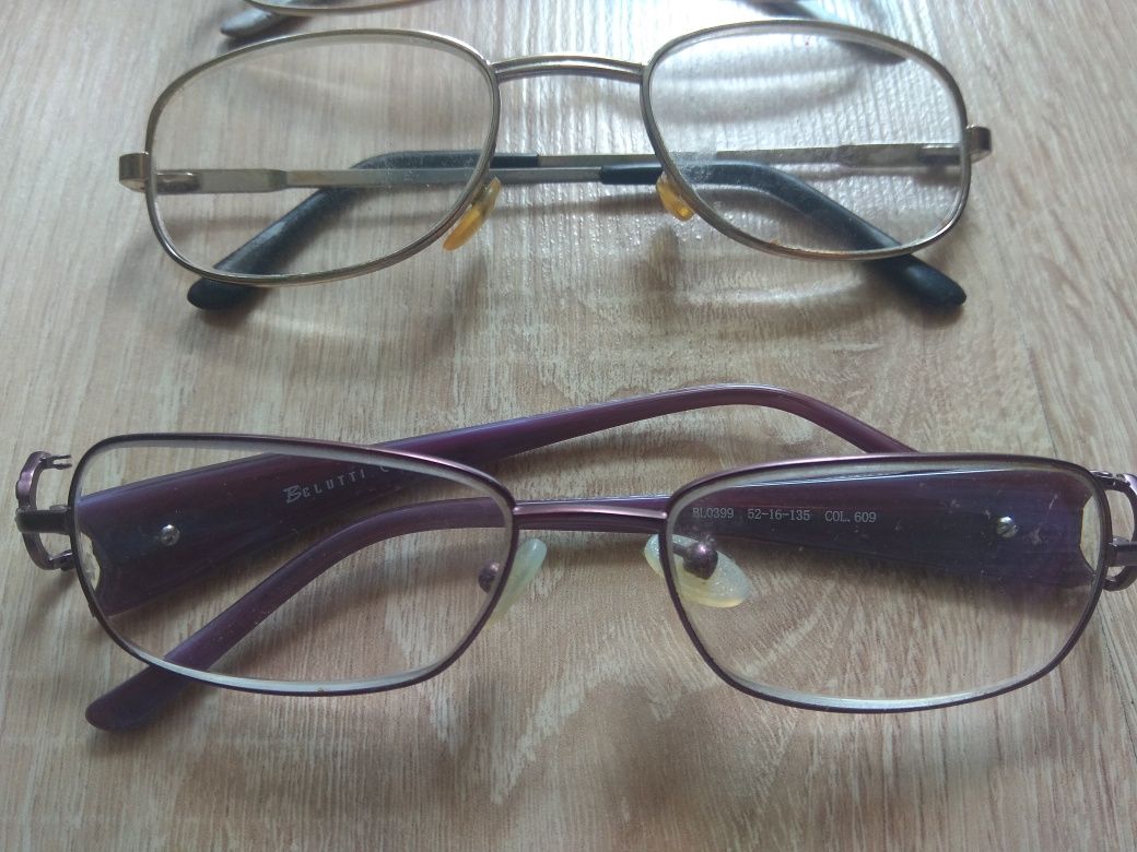 Pięć par okularów korekcyjnych - do naprawy lub na części