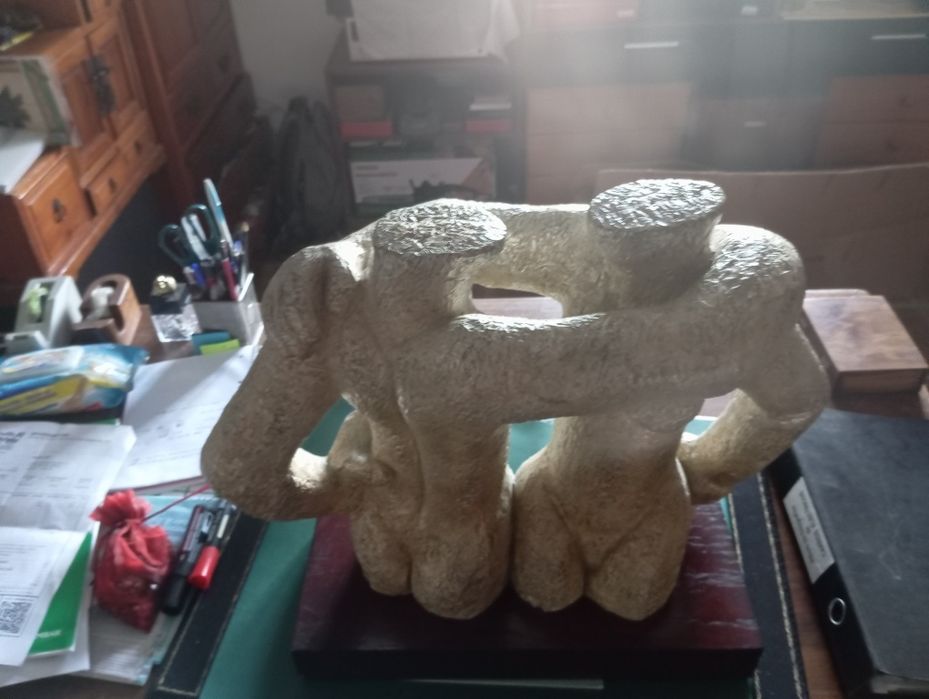 Escultura autoria desconhecida(Abraço)