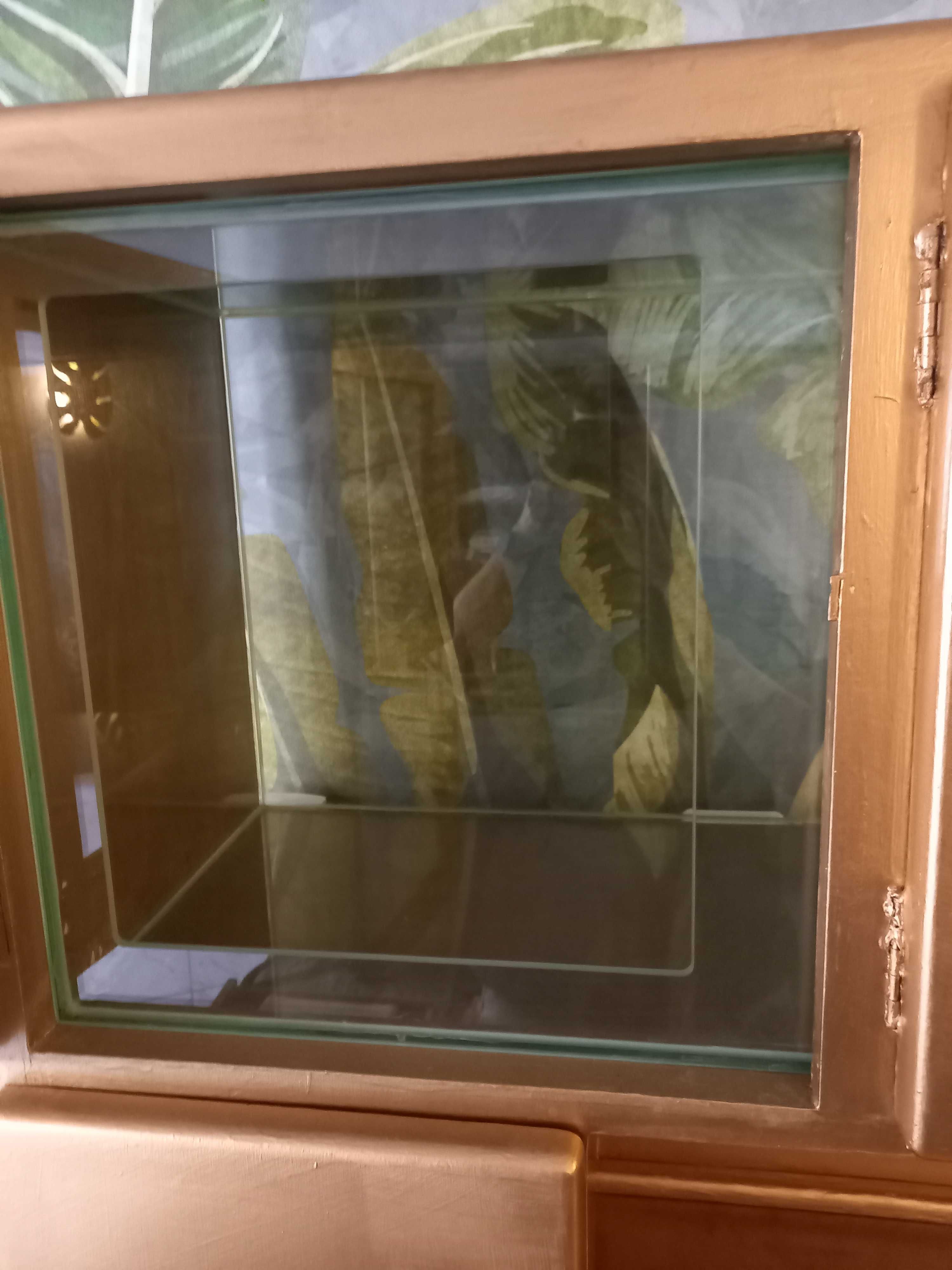 Kredens ozdobny z lat 60-tych, odmalowane na złoto